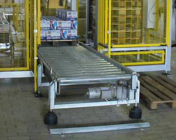 Pallet roller conveyor handling pallet with load at the exit of a palletizer