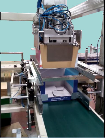 Automatic tray machine, insertion of boxes in tray