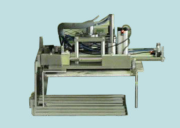 Robot gripper for bag palletizing with a pneumatic side comb