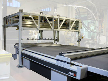 Automatic feeder for loading and unloading sheets and panels on plotter and printing and assembly machines