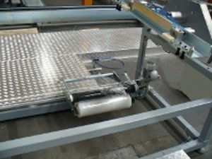 Solaut produit des machines d'emballage sous film tirable pour portes qui remplissent galement la fonction de banc de montage
