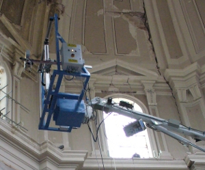 Robot per edilizia all'opera all'interno della cupola della basilica San Bernardino 
			dell'Aquila, danneggaia dal terremoto del 2009
