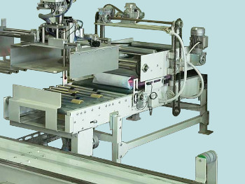 Dispositivo spiana sacchi per preparazione sacchi prima della pallettizzazione.