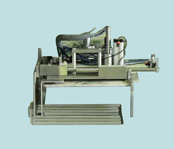 Side comb robot grippers for picking bags