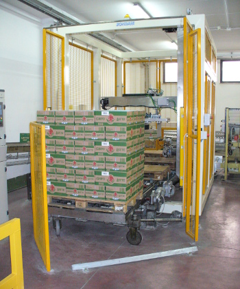 Paletizador serie PCC en la industria embotelladora de leche.
