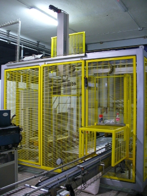 Pallettizzatore alta produttivit nastro trasportatore ingresso prodotto da pallettizzare.